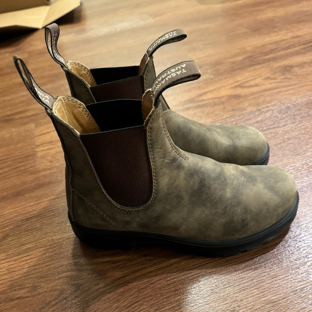 Blundstone Women’s Classic #585 Chelsea Boots in Rustic Brown